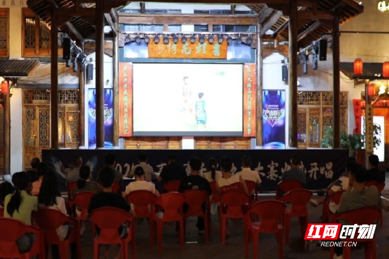 与主赛场遥, 球迷们高举, KojwP